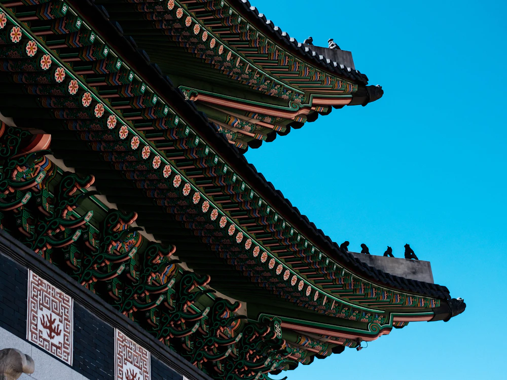 서울 경복궁의 전각과 푸른 하늘