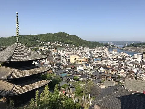 덴네이지 삼층탑과 오노미치 시가지 전망